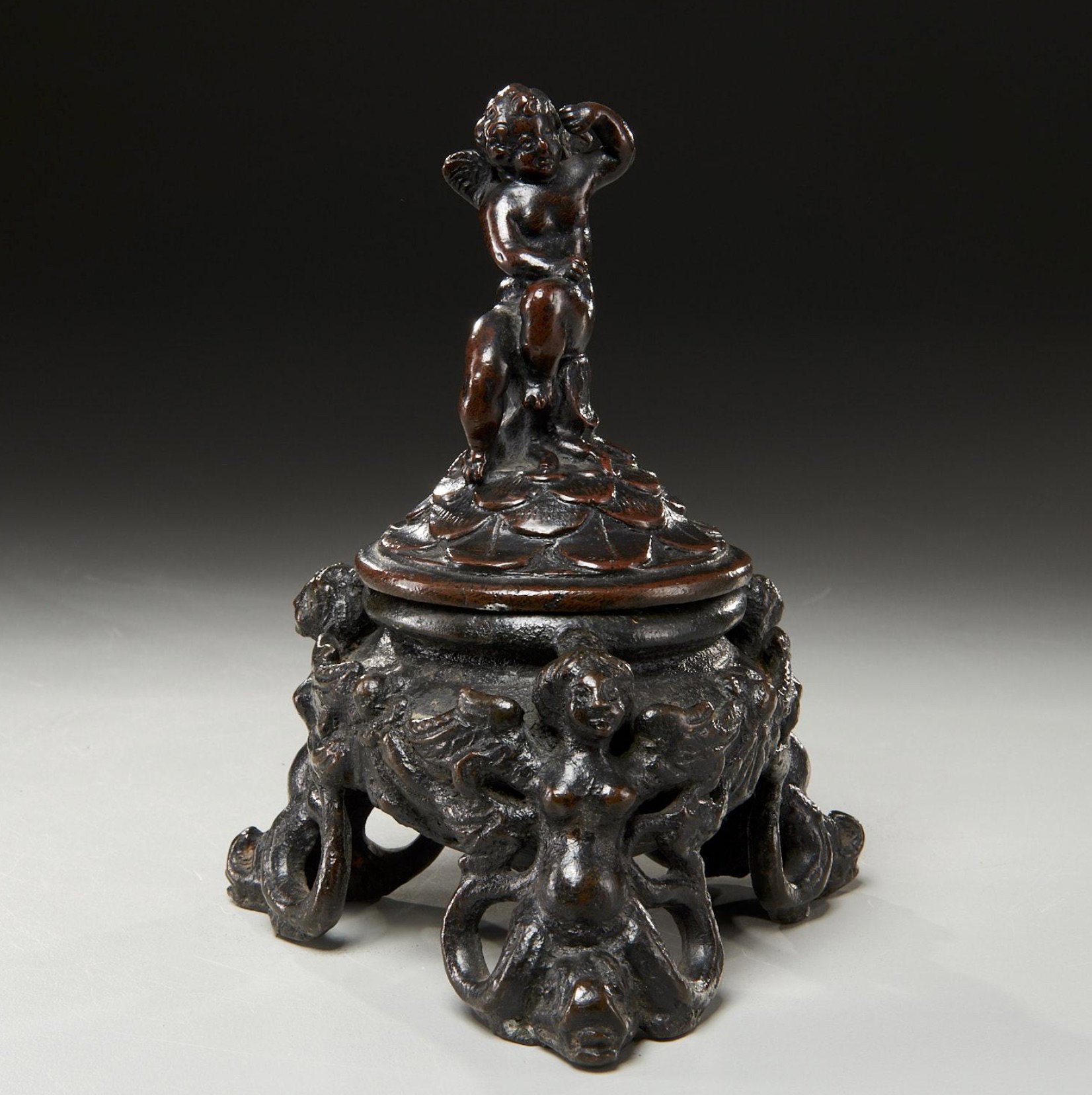 Roccatagliata Bottega, Tintero de bronce con tres sirenas, Siglo XVII
